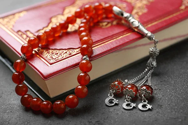 Holy book of Muslims and prayer beads, closeup — Stock Photo, Image