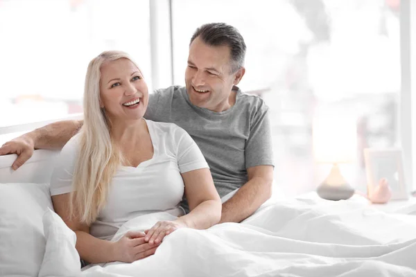 Pareja mayor en la cama juntos en casa — Foto de Stock