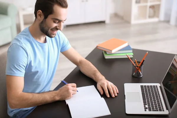 Student Met Laptop Studeren Aan Tafel Binnenshuis — Stockfoto