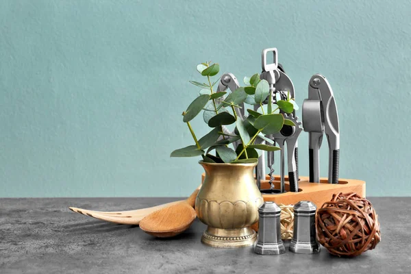Diferentes utensilios de cocina en la mesa — Foto de Stock