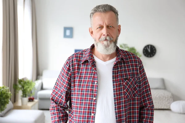 Portret Van Zelfverzekerde Volwassen Man Thuis — Stockfoto