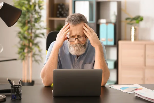 Uomo Anziano Che Lavora Con Computer Portatile Tavola Ufficio — Foto Stock