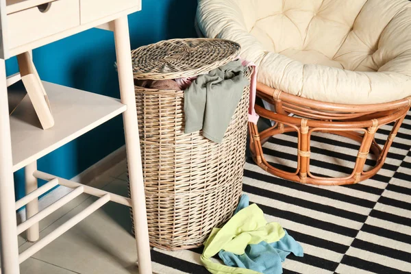 Wicker Laundry Basket Dirty Clothes Indoors — Stock Photo, Image