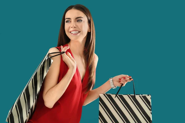 Mujer Joven Con Bolsas Compras Fondo Color —  Fotos de Stock