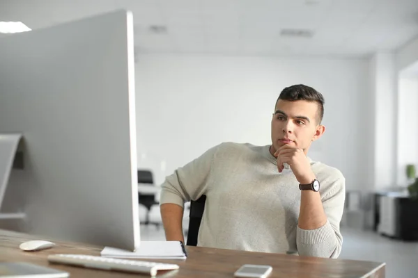 Jeune Homme Travaillant Dans Bureau — Photo