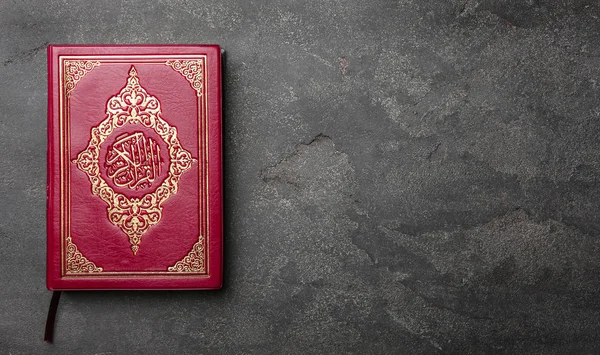 Kitab Suci Muslim di latar belakang abu-abu — Stok Foto