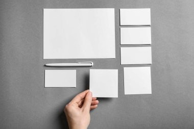 Boş kağıt gri arka plan üzerinde tutan kadın