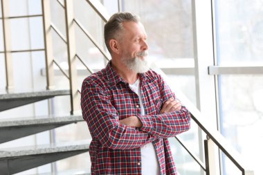 Emin olgun adam kapalı portresi