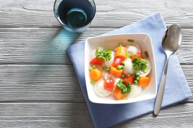 Ahşap masa üzerinde köfte ile lezzetli et suyu