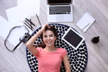 Yerde, üstten görünüm becerikli olan güzel kadın