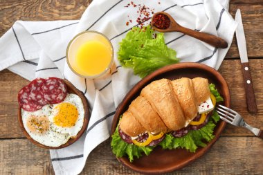 Kahvaltı servisi ile lezzetli kruvasan sandviç ahşap tablo