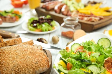 Tablo üzerinde sunulan lezzetli kahvaltı