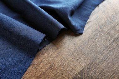 Ahşap arka plan üzerinde koyu Tekstil. Kumaş doku