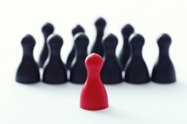 Beyaz arka plan üzerinde siyah olanlar önünde kırmızı piyon. Fark ve benzersiz kavramı