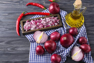 Ahşap arka plan üzerinde kırmızı soğan ile kompozisyon