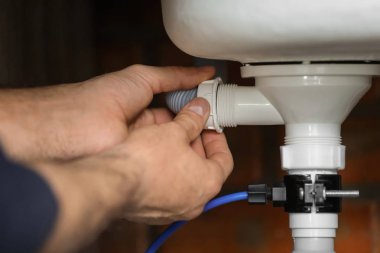 Profesyonel tesisatçı lavabo, closeup sabitleme