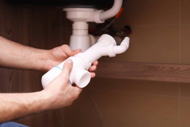 Profesyonel tesisatçı lavabo, closeup sabitleme