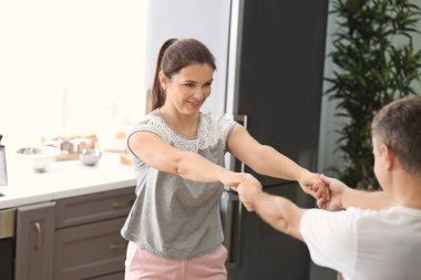 Güzel çift birlikte mutfakta dans