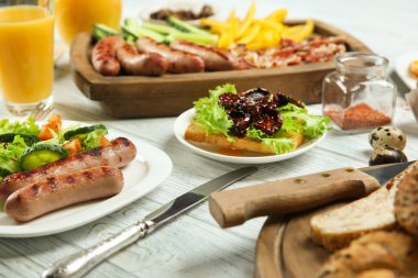 Tablo üzerinde sunulan lezzetli kahvaltı