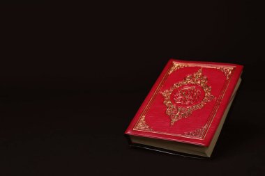 Siyah arka plan üzerine Müslümanların kutsal kitabı
