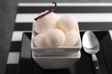 Kase masada lezzetli vanilyalı dondurma ile