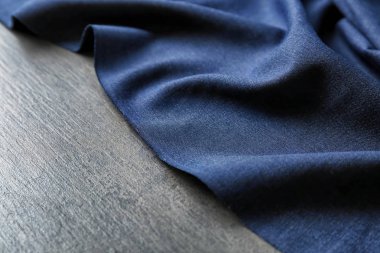 Gri arka plan üzerinde koyu Tekstil. Kumaş doku