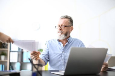 Komuta sizde masada office belgeleriyle çalışma