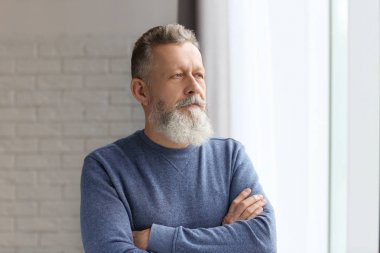 evde yakışıklı olgun bir adam portresi