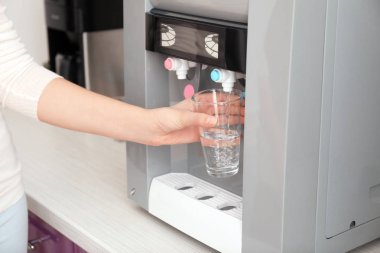 Bardaktan su soğutucu Office doldurma kadın
