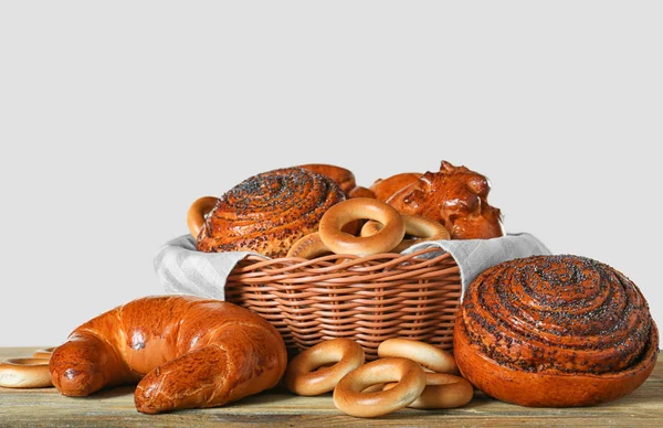 Frisch Gebackene Brotprodukte Auf Dem Tisch — Stockfoto