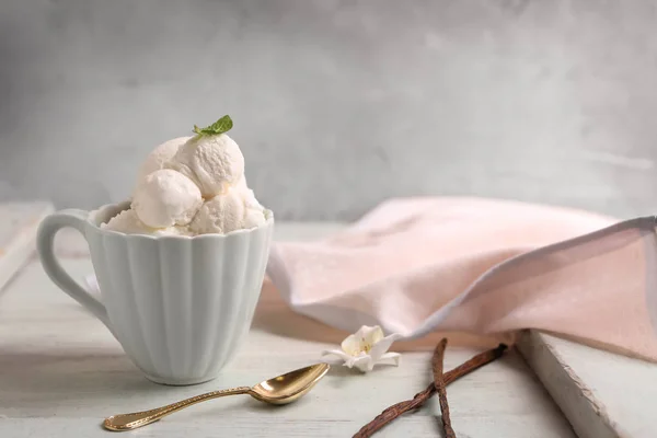 テーブルの上おいしいバニラアイス クリームのカップ — ストック写真