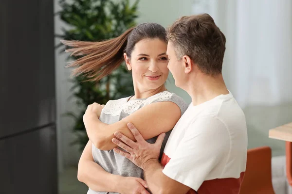 Preciosa Pareja Bailando Juntos Casa —  Fotos de Stock