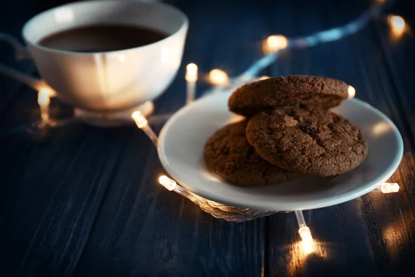 Assiette avec de délicieux biscuits à l'avoine et une tasse de café sur la table — Photo