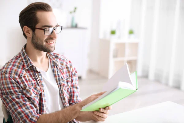 Estudiante Estudiando Mesa Interiores — Foto de Stock