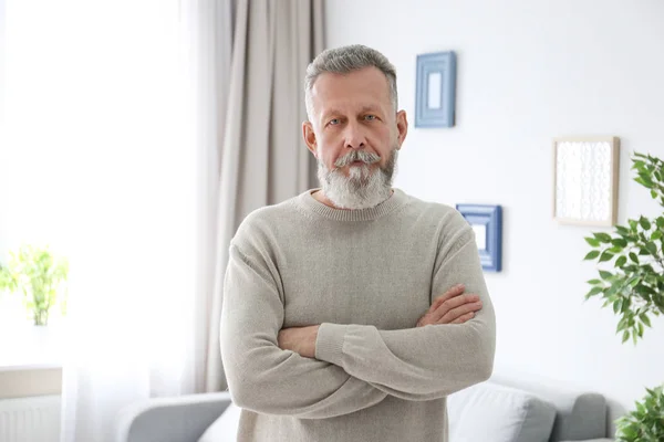 Portret Van Zelfverzekerde Volwassen Man Thuis — Stockfoto