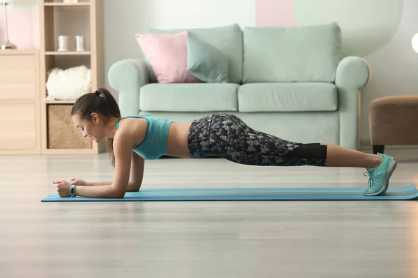 Schöne junge Frau macht Fitnesstraining zu Hause — Stockfoto