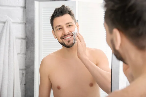 Bonito Homem Aplicando Espuma Barbear Banheiro — Fotografia de Stock