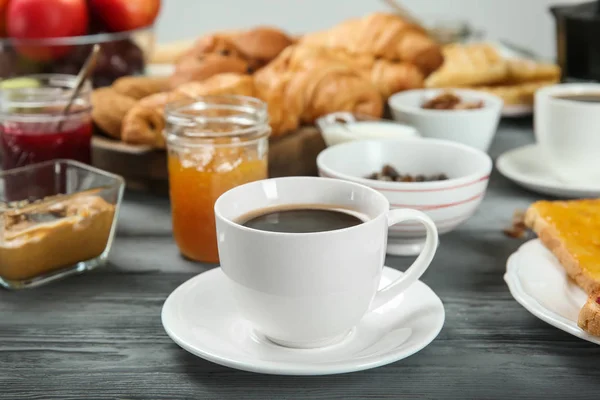 Deliziosa colazione servita sul tavolo — Foto Stock