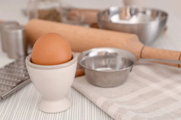 Kyckling ägg och köksredskap på bord — Stockfoto