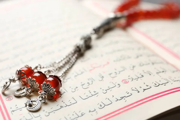 Livro sagrado dos muçulmanos e contas de oração, close-up — Fotografia de Stock