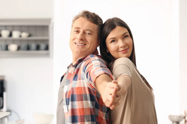 Preciosa Pareja Bailando Juntos Cocina —  Fotos de Stock