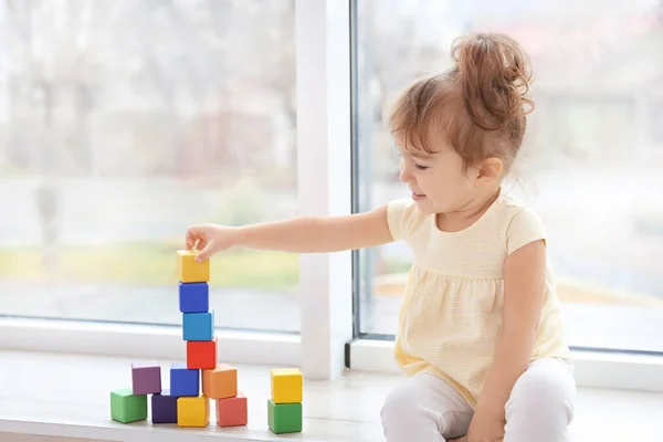 Bedårande Liten Flicka Som Leker Med Block Inomhus — Stockfoto