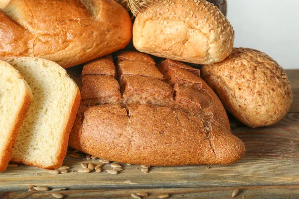 Vers Gebakken Broodproducten Tafel — Stockfoto
