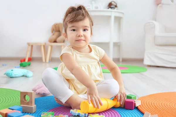 Adorable Niña Jugando Interior —  Fotos de Stock