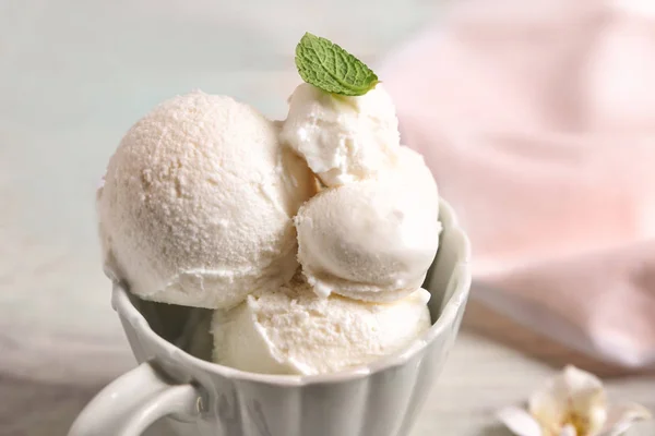 Copa Con Delicioso Helado Vainilla Mesa — Foto de Stock