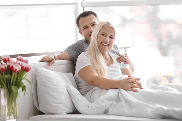 Äldre par i säng tillsammans hemma — Stockfoto