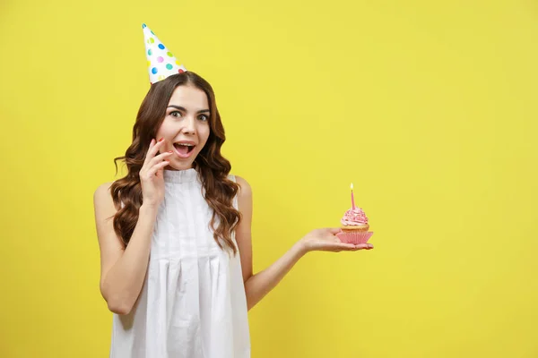 Schöne Junge Frau Mit Geburtstagskuchen Auf Gelbem Hintergrund — Stockfoto