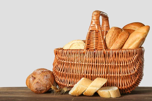 Φρεσκοψημένο Ψωμί Προϊόντα Στο Τραπέζι — Φωτογραφία Αρχείου