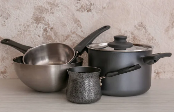 Utensílios de cozinha de metal na mesa — Fotografia de Stock