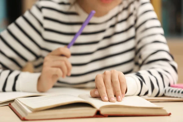 Teenager Mädchen Hausaufgaben Der Bibliothek Nahaufnahme — Stockfoto